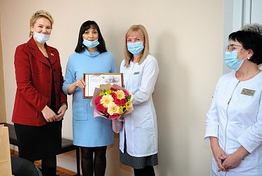 Накануне Нового года детвора получает подарки и ждет сюрпризов